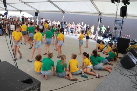 Osrednja prireditev - astopajoči na prireditvi.